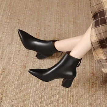 2023 Sapatos de Alta Qualidade Feminina Tornozelo Botas femininas Modernas e Elegantes Botas de Mulheres de Costura Zip Pontiagudo Dedo do pé Quadrado Calcanhar Sapatos de Senhoras